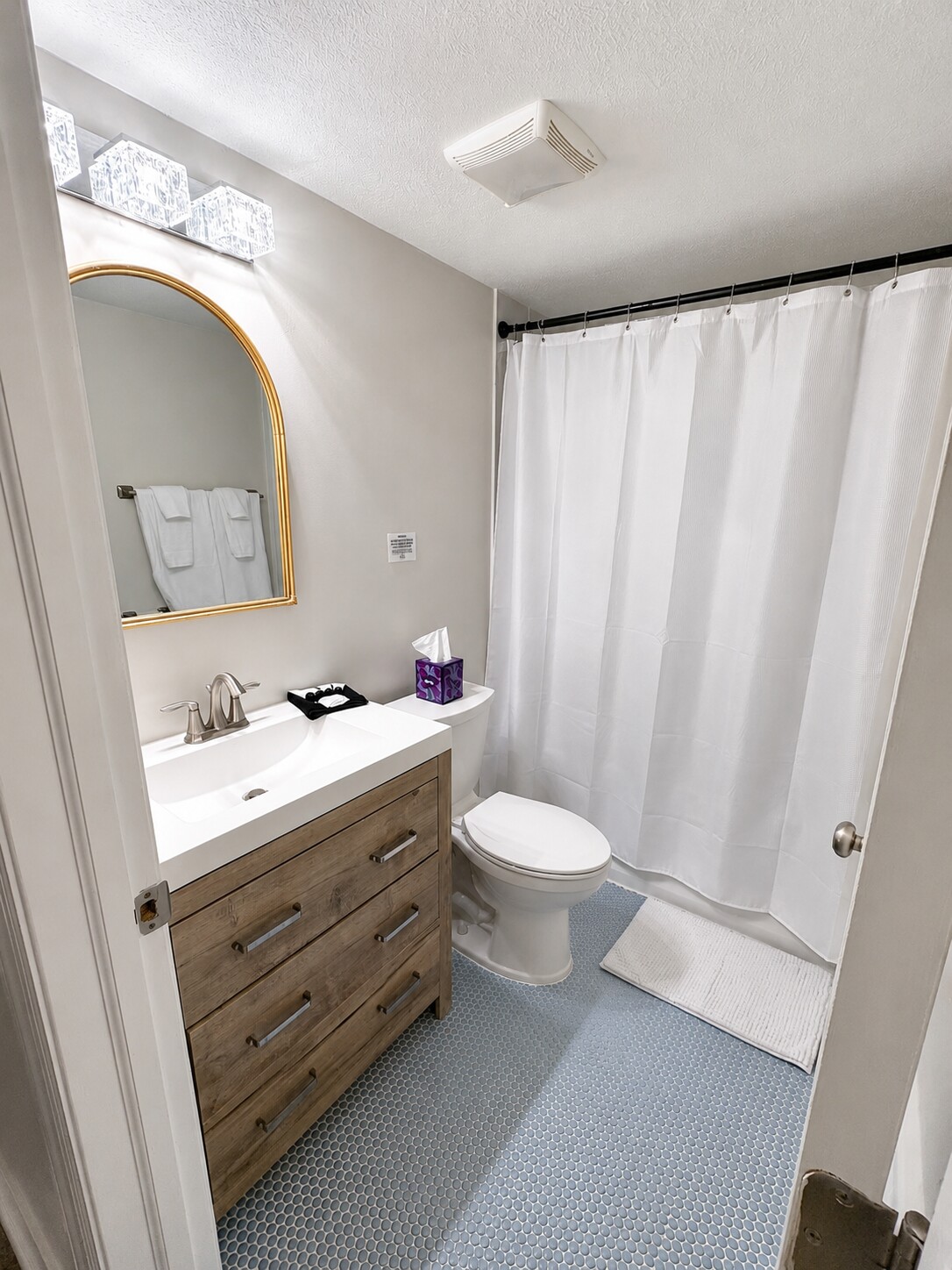 Air412 bathroom with vanity and tub shower